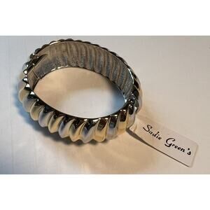 Bracelet Sadie Green Gold Tone Solid hinged Cuff Wavy Metal Bars 3 Inches